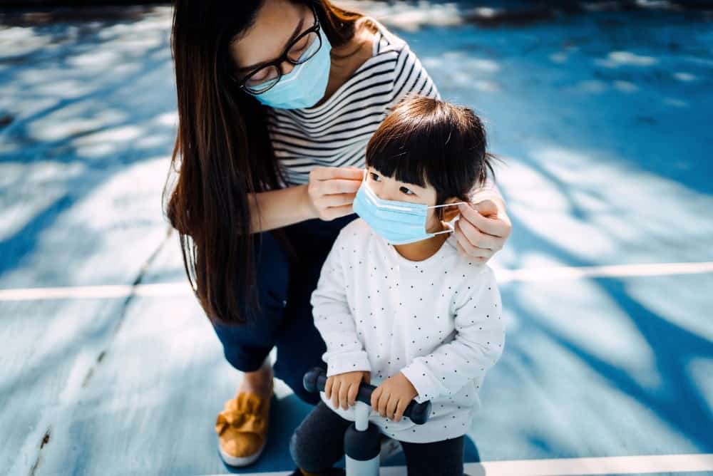 mom and child wearing face mask Covid-19