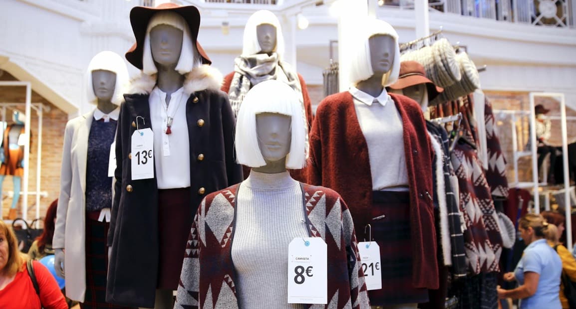 fast-fashion-mannequins-at-store