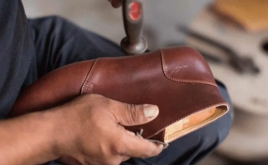 Nisolo craftsmen making shoes