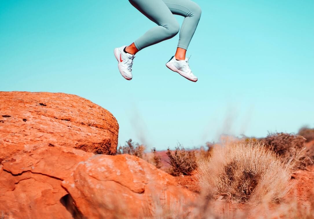 lululemon sustainability_Runner in sports leggings and trainers in desert