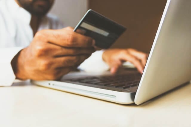book personal styling with eco-stylist_man with credit card