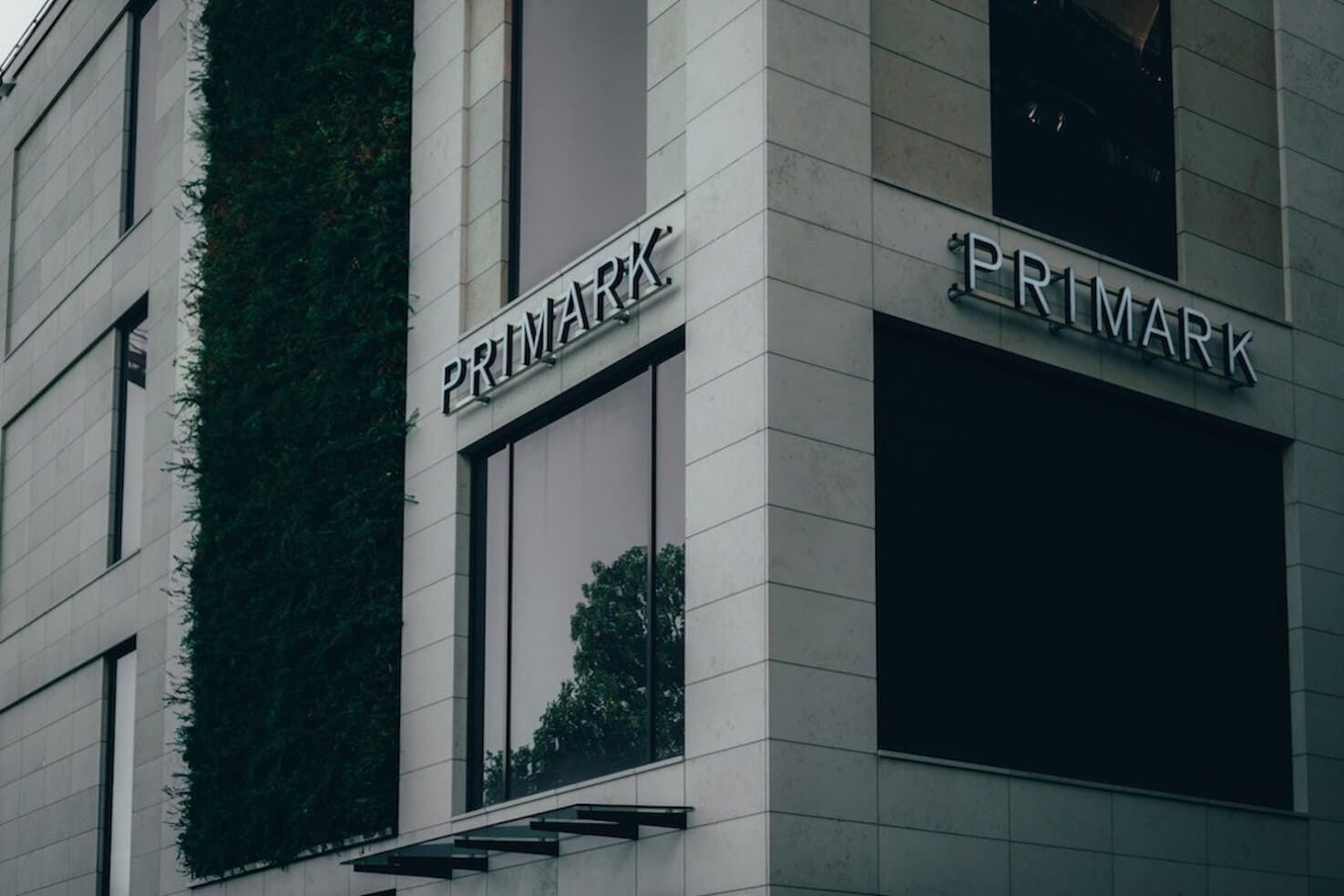 Is primark fast fashion? Photo of primark's store front.